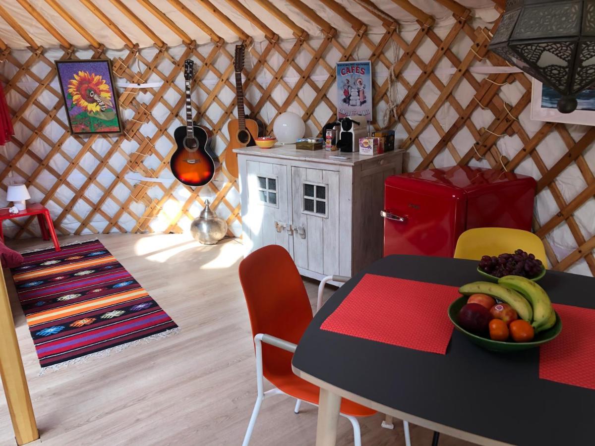 Overnachten in een luxe yurt! Zonnemaire Buitenkant foto